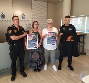 De izquierda a derecha: César Zaragoza (jefe de la Policía Local de Elche), María José Martínez (alcaldesa en funciones), María José Marroquí (presidenta de AEMEC) y César López (agente de la policía local). De izquierda a derecha: César Zaragoza (jefe de la Policía Local de Elche), María José Martínez (alcaldesa en funciones), María José Marroquí (presidenta de AEMEC) y César López (agente de la policía local).