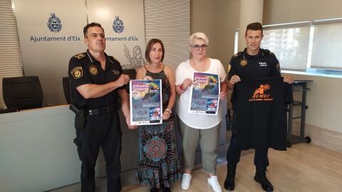 De izquierda a derecha: C&eacute;sar Zaragoza (jefe de la Polic&iacute;a Local de Elche), Mar&iacute;a Jos&eacute; Mart&iacute;nez (alcaldesa en funciones), Mar&iacute;a Jos&eacute; Marroqu&iacute; (presidenta de AEMEC) y C&eacute;sar L&oacute;pez (agente de la polic&iacute;a local).