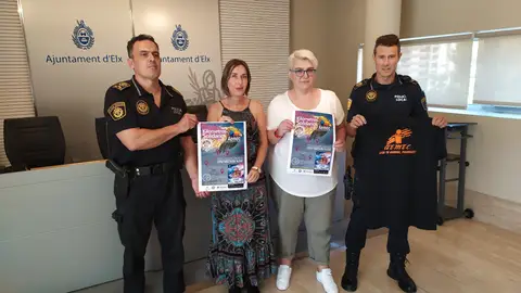 De izquierda a derecha: César Zaragoza (jefe de la Policía Local de Elche), María José Martínez (alcaldesa en funciones), María José Marroquí (presidenta de AEMEC) y César López (agente de la policía local). De izquierda a derecha: César Zaragoza (jefe de la Policía Local de Elche), María José Martínez (alcaldesa en funciones), María José Marroquí (presidenta de AEMEC) y César López (agente de la policía local).