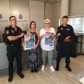 De izquierda a derecha: César Zaragoza (jefe de la Policía Local de Elche), María José Martínez (alcaldesa en funciones), María José Marroquí (presidenta de AEMEC) y César López (agente de la policía local). De izquierda a derecha: César Zaragoza (jefe de la Policía Local de Elche), María José Martínez (alcaldesa en funciones), María José Marroquí (presidenta de AEMEC) y César López (agente de la policía local).