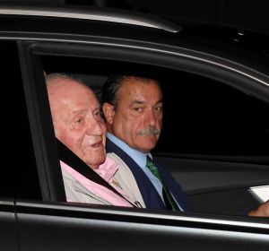 El rey Juan Carlos a su llegada a la clínica Quirón El rey Juan Carlos a su llegada a la clínica Quirón