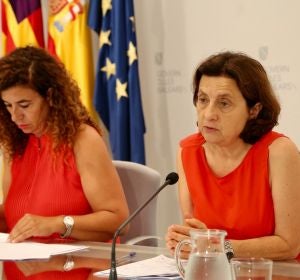Pilar Costa, portavoz del Govern, y Fina Santiago, Consellera d'Afers Socials, durante la rueda de prensa del Consell de Govern. Pilar Costa, portavoz del Govern, y Fina Santiago, Consellera d'Afers Socials, durante la rueda de prensa del Consell de Govern.