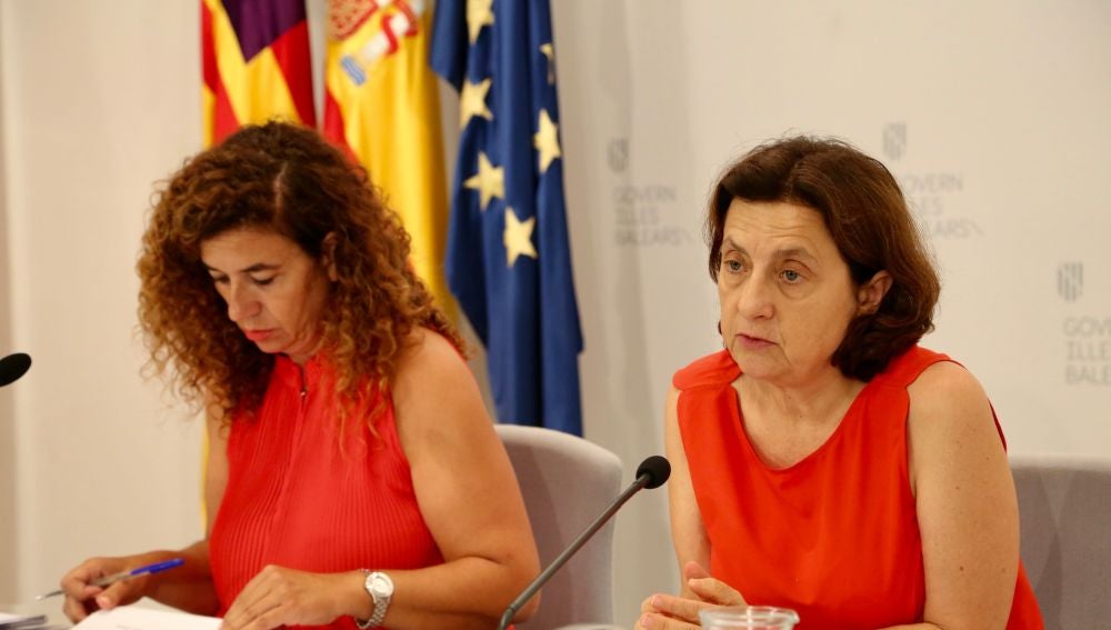 Pilar Costa, portavoz del Govern, y Fina Santiago, Consellera d'Afers Socials, durante la rueda de prensa del Consell de Govern.