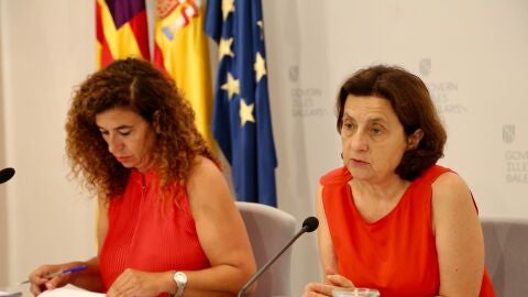 Pilar Costa, portavoz del Govern, y Fina Santiago, Consellera d'Afers Socials, durante la rueda de prensa del Consell de Govern.