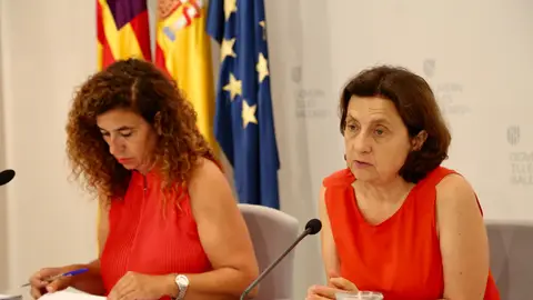Pilar Costa, portavoz del Govern, y Fina Santiago, Consellera d'Afers Socials, durante la rueda de prensa del Consell de Govern. Pilar Costa, portavoz del Govern, y Fina Santiago, Consellera d'Afers Socials, durante la rueda de prensa del Consell de Govern.