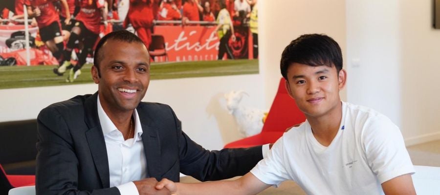 Takefusa Kubo dando la mano a Molango tras oficializar su contrato con el Real Mallorca. Takefusa Kubo dando la mano a Molango tras oficializar su contrato con el Real Mallorca.