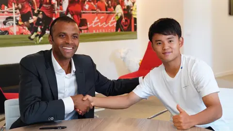 Takefusa Kubo dando la mano a Molango tras oficializar su contrato con el Real Mallorca. Takefusa Kubo dando la mano a Molango tras oficializar su contrato con el Real Mallorca.