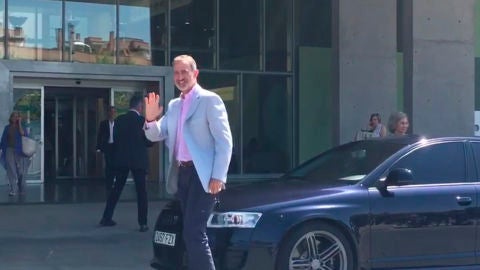 Felipe VI a su llegada al hospital Quir&oacute;n 