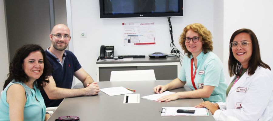 Firma del convenio entre la Asociación Párkinson Elche y el Hospital Universitario del Vinalopó de Elche. Firma del convenio entre la Asociación Párkinson Elche y el Hospital Universitario del Vinalopó de Elche.