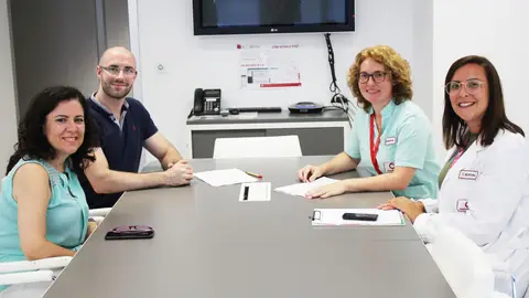Firma del convenio entre la Asociación Párkinson Elche y el Hospital Universitario del Vinalopó de Elche. Firma del convenio entre la Asociación Párkinson Elche y el Hospital Universitario del Vinalopó de Elche.