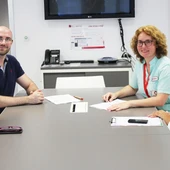 Firma del convenio entre la Asociación Párkinson Elche y el Hospital Universitario del Vinalopó de Elche. Firma del convenio entre la Asociación Párkinson Elche y el Hospital Universitario del Vinalopó de Elche.