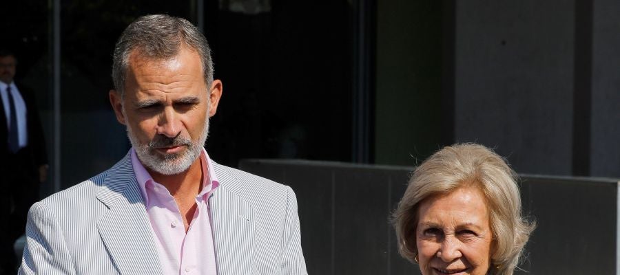 El rey Felipe y la reina Sofía abandonan el Hospital Clínico Quirón tras la operación El rey Felipe y la reina Sofía abandonan el Hospital Clínico Quirón tras la operación