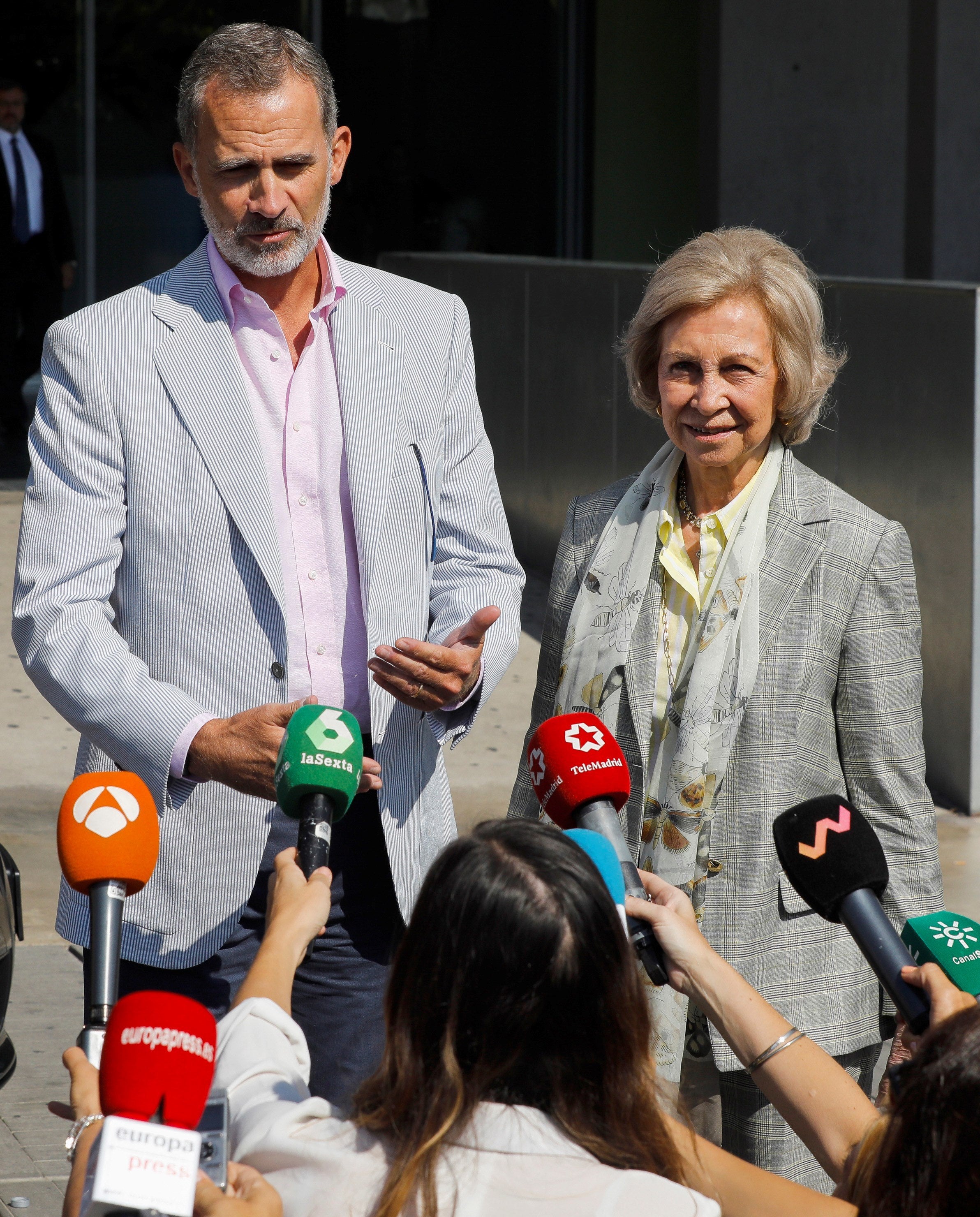 Felipe VI ve a don Juan Carlos muy animado y doña Letizia "muy valiente" Felipe VI ve a don Juan Carlos muy animado y doña Letizia "muy valiente"