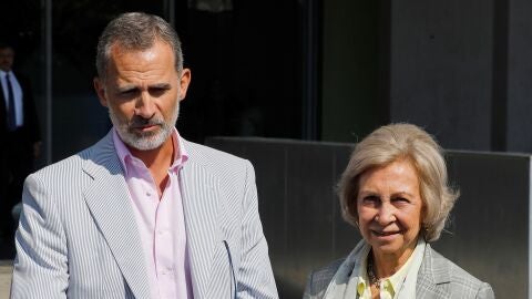El rey Felipe y la reina Sof&iacute;a abandonan el Hospital Cl&iacute;nico Quir&oacute;n tras la operaci&oacute;n