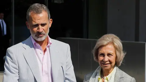 El rey Felipe y la reina Sofía abandonan el Hospital Clínico Quirón tras la operación El rey Felipe y la reina Sofía abandonan el Hospital Clínico Quirón tras la operación