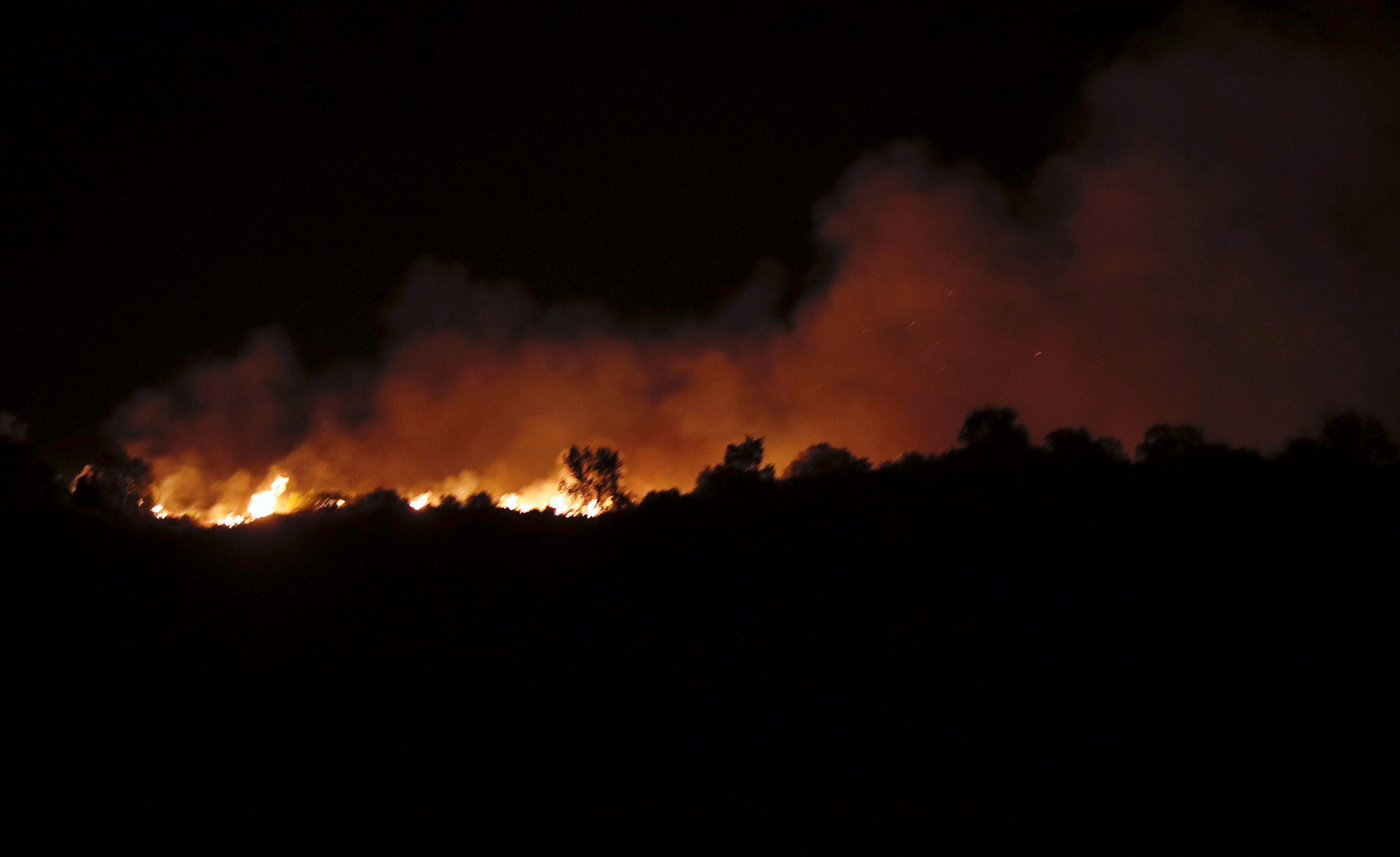 Comienzan las actuaciones de emergencia en la zona afectada por el fuego de Almonaster La Real Comienzan las actuaciones de emergencia en la zona afectada por el fuego de Almonaster La Real