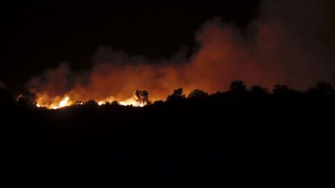 Imagen de las llamas del incendio declarado en la localidad onubense de Almonaster la Real