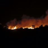 Imagen de las llamas del incendio declarado en la localidad onubense de Almonaster la Real