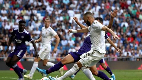 Karim Benzema chuta un bal&oacute;n ante el Valladolid