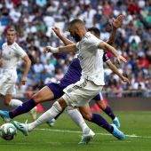 Karim Benzema chuta un balón ante el Valladolid