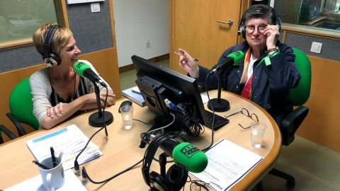 a directora de Gente Viajera, Esther Eiros, recibe en los estudios de Onda Cero Lugo a la directora de Turismo de la Xunta de Galicia, Nava Castro 