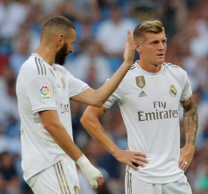 Benzema charla con Kroos durante el partido contra el Valladolid Benzema charla con Kroos durante el partido contra el Valladolid