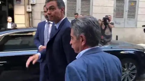 El momento en que un camarero llama "hijo de puta" a Pedro Sánchez y que provoca el enfado Revilla El momento en que un camarero llama "hijo de puta" a Pedro Sánchez y que provoca el enfado Revilla
