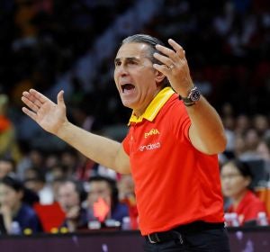 Scariolo protesta una acción en el partido de la selección española Scariolo protesta una acción en el partido de la selección española