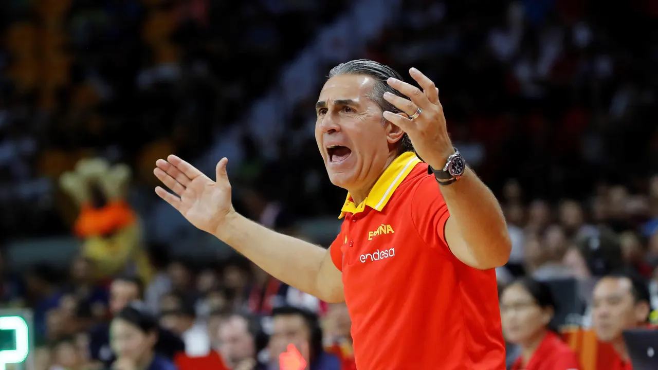 Scariolo protesta una acción en el partido de la selección española