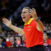 Scariolo protesta una acción en el partido de la selección española Scariolo protesta una acción en el partido de la selección española