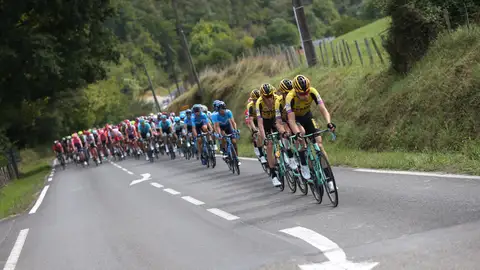 El pelotón, durante la etapa de La Vuelta a España El pelotón, durante la etapa de La Vuelta a España