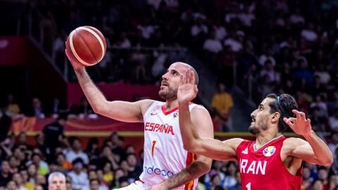 Quino Colom penetra a canasta en el partido de la selecci&oacute;n espa&ntilde;ola