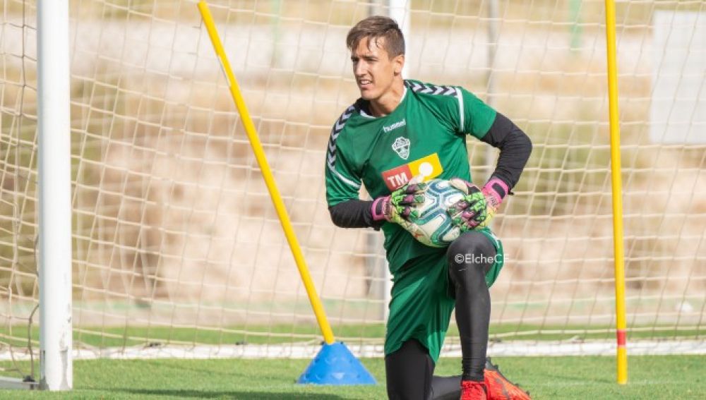 El portero Edgar Badia, en un entrenamiento con el Elche CF.