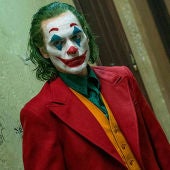 Joaquin Phoenix, caracterizado como el Joker
