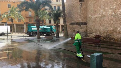 Un trabajador del servicio de la limpieza en Elche.