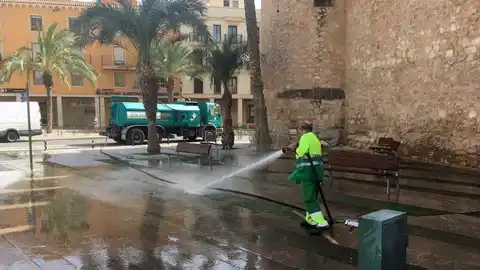 Un trabajador del servicio de la limpieza en Elche. Un trabajador del servicio de la limpieza en Elche.