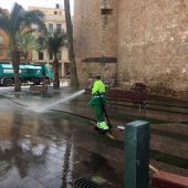 Un trabajador del servicio de la limpieza en Elche.