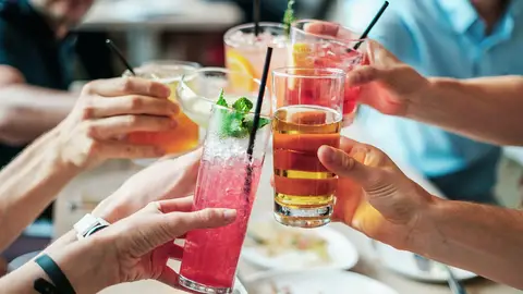 personas bebiendo refrescos y alcohol personas bebiendo refrescos y alcohol