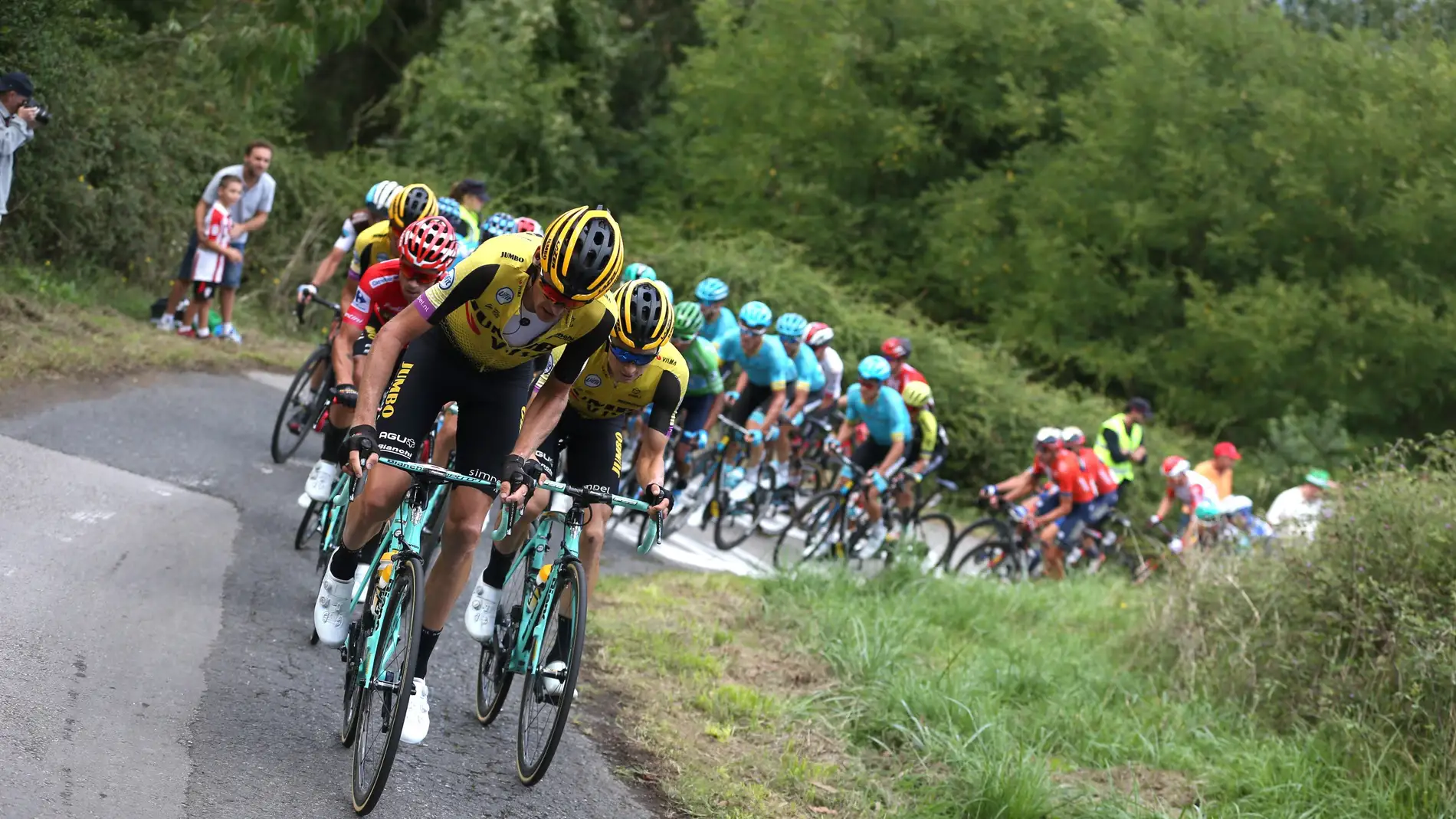El pelotón avanza en la etapa de La Vuelta a España