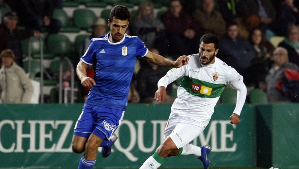 Yacine Qasmi, delantero del Elche, persigue al centrocampista Ramón Folch, durante su útima temporada en el Real Oviedo.