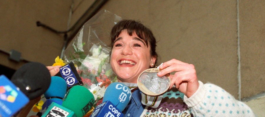 Fotografía de archivo de Blanca Fernández Ochoa a su llegada al aeropuerto de Barajas, tras ganar la medalla de bronce en el eslalon de los Juegos Olímpicos de Albertville, Francia Fotografía de archivo de Blanca Fernández Ochoa a su llegada al aeropuerto de Barajas, tras ganar la medalla de bronce en el eslalon de los Juegos Olímpicos de Albertville, Francia