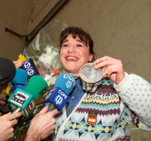 Fotografía de archivo de Blanca Fernández Ochoa a su llegada al aeropuerto de Barajas, tras ganar la medalla de bronce en el eslalon de los Juegos Olímpicos de Albertville, Francia Fotografía de archivo de Blanca Fernández Ochoa a su llegada al aeropuerto de Barajas, tras ganar la medalla de bronce en el eslalon de los Juegos Olímpicos de Albertville, Francia