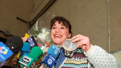 Fotograf&iacute;a de archivo de Blanca Fern&aacute;ndez Ochoa a su llegada al aeropuerto de Barajas, tras ganar la medalla de bronce en el eslalon de los Juegos Ol&iacute;mpicos de Albertville, Francia