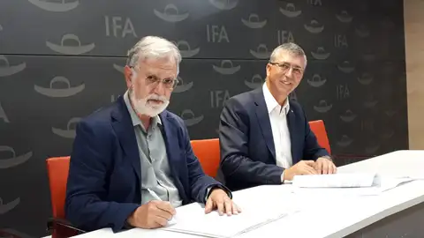 José Luis Gisbert y Rafael Climent en IFA. José Luis Gisbert y Rafael Climent en IFA.
