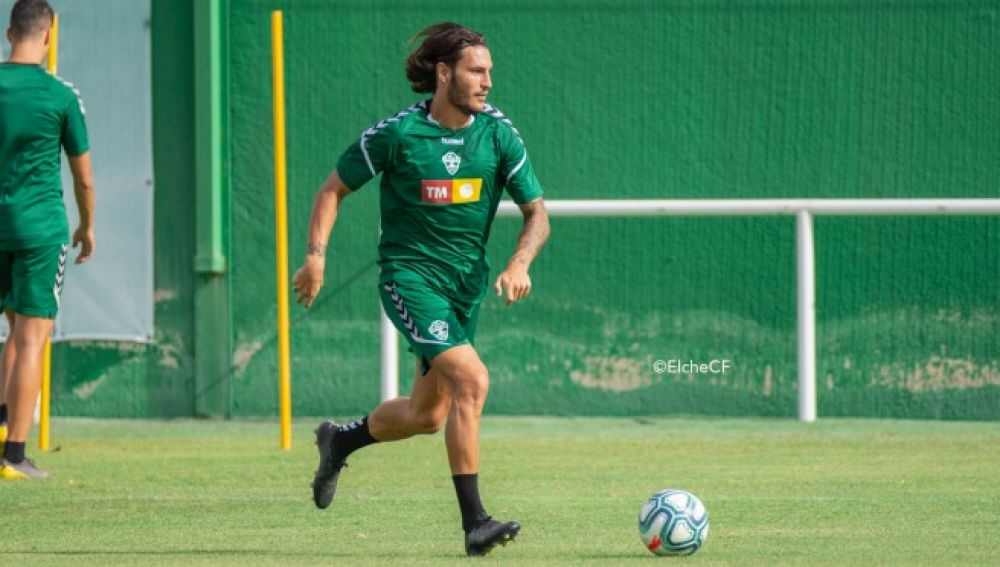 El latera zurdo Juan Cruz, durante un entrenamiento del Elche CF en el anexo.