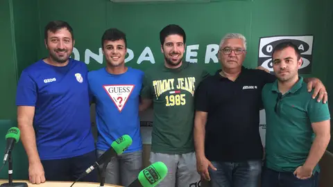 Jony Gálvez, Andrés Felipe Torres 'Píper', Carlos García 'Kaná', Tomás Rodríguez y José Luis Segarra 'Piu', en su visita a Onda Cero Elche para hablar de la Unión Deportiva Ilicitana y Athletic Torrellano. REGIONAL PREFERENTE