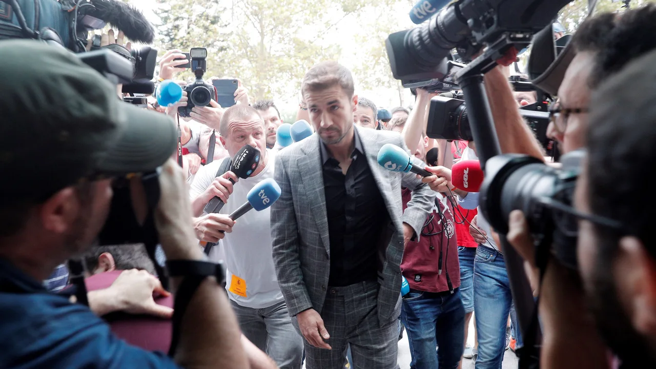 Gabi, entrando en los juzgados