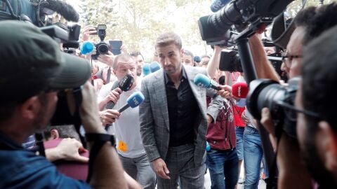 Gabi, entrando en los juzgados