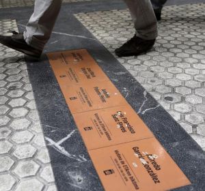 Placas en memoria de las víctimas de ETA en San Sebastián Placas en memoria de las víctimas de ETA en San Sebastián