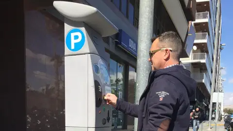 Un ciudadano saca el ticket de la ORA en Elche. Un ciudadano saca el ticket de la ORA en Elche.